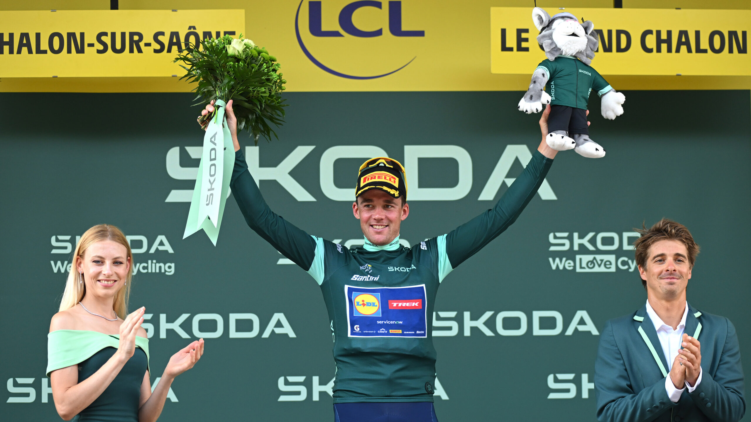 Tim Merlier sprint - Mads Pedersen in green jersey at the end of stage 12