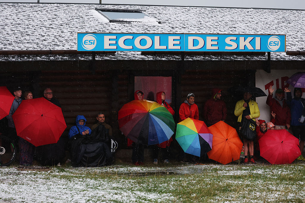 Vuelta hailstorm - Fans shelter from the hail on stage three Vuelta a Espana 2026