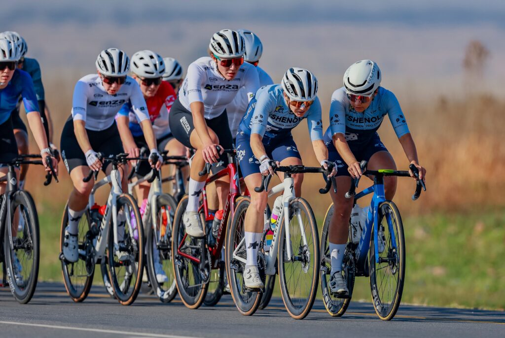 Marzaan Mellett and Carmen Luckemeyer sit in the bunch during the Blue Diamond Classic